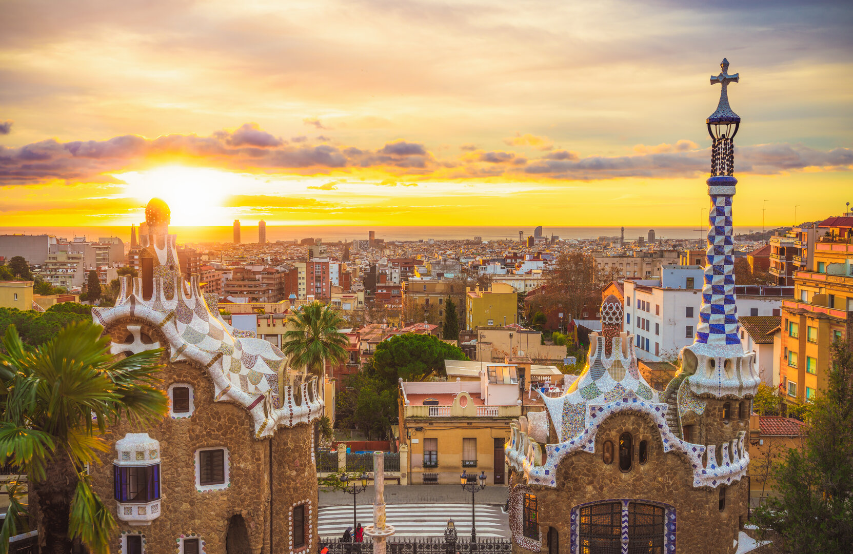 vista panorámica de Barcelona al atardecer con edificios modernistas y cielo anaranjado